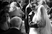 sposa-commossa-tra-gli-invitati-matrimonio-mazara-del-vallo-fotografia-reportage